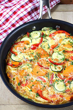 Healthy zucchini and red bell pepper frittata breakfast bake